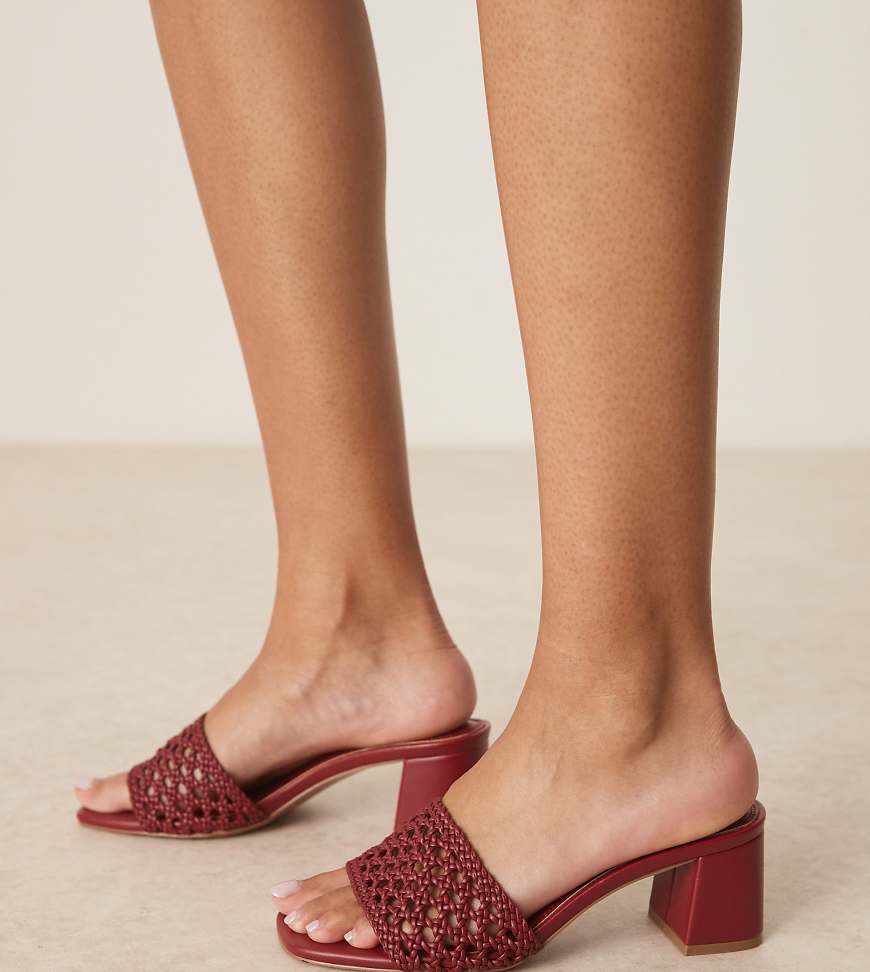 ASOS DESIGN Wide Fit - Honeycomb - Mules in dunklem Kirschrot mit Webmuster und mittelhohem Absatz, weite Passform ASOS DESIGN Wide Fit - Honeycomb - Mules in dunklem Kirschrot mit Webmuster und mittelhohem Absatz, weite Passform von ASOS DESIGN Wide Fit