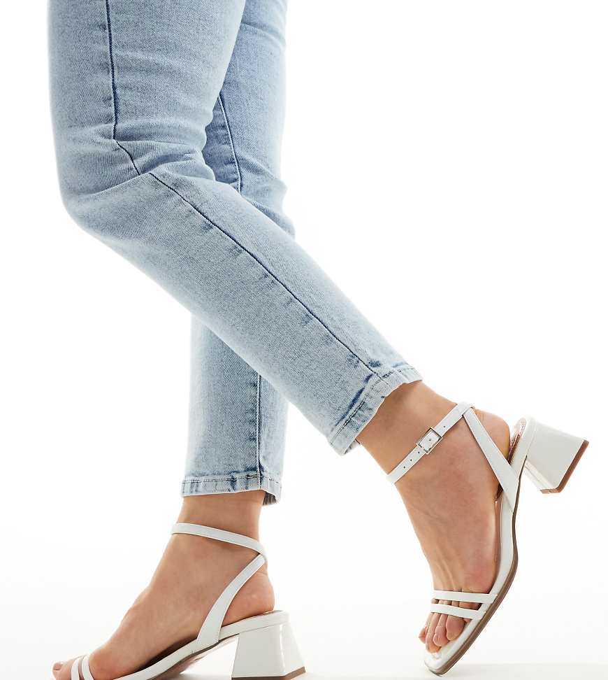 ASOS DESIGN - Wide Fit - Honeydew - Sandalen in Weiß mit mittelhohem Blockabsatz von ASOS DESIGN Wide Fit