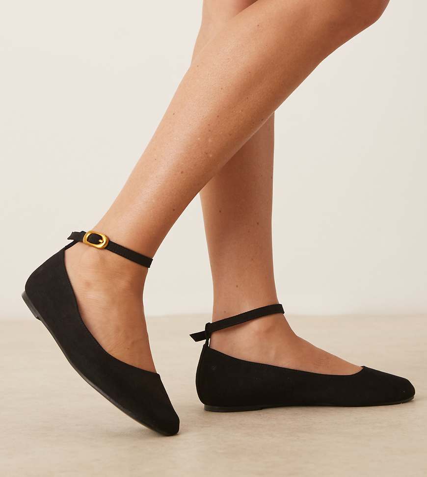 ASOS DESIGN Wide Fit - Lara - Ballerinas aus Wildlederimitat in Schwarz mit runder Zehenpartie, weite Passform von ASOS DESIGN Wide Fit