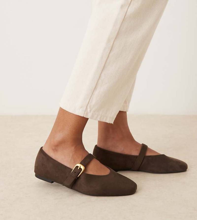 ASOS DESIGN Wide Fit - Leah - Mary-Jane-Ballerinas aus Wildlederimitat in Schokobraun, weite Passform von Asos Design Wide Fit