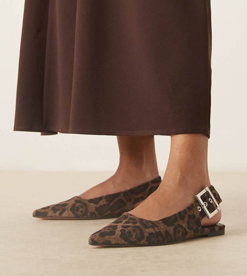 ASOS DESIGN Wide Fit - Linear - Slingback-Ballerinas mit Leopardenmuster und Schnallendetail, weite Passform-Bunt ASOS DESIGN Wide Fit - Linear - Slingback-Ballerinas mit Leopardenmuster und Schnallendetail, weite Passform-Bunt von ASOS DESIGN Wide Fit