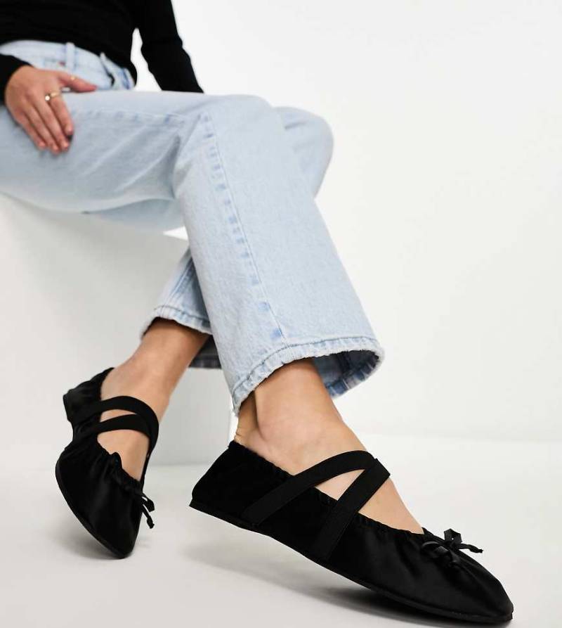 ASOS DESIGN Wide Fit - Los Angeles - Ballerinas aus Satin in Schwarz mit Raffung von ASOS DESIGN Wide Fit
