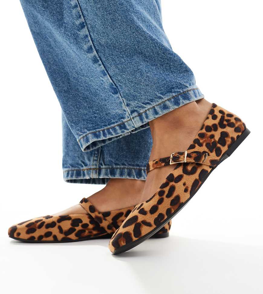 ASOS DESIGN Wide Fit - Lottie - Mary-Jane-Ballerinas aus Wildlederimitat mit Leopardenmuster, weite Passform-Bunt von ASOS DESIGN Wide Fit