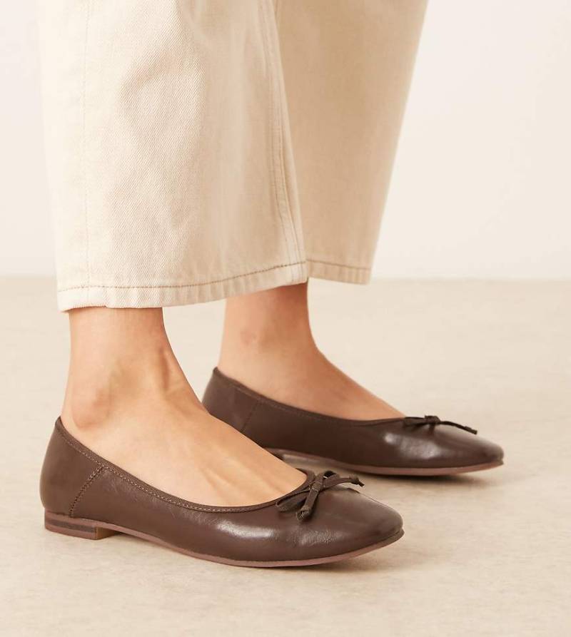 ASOS DESIGN Wide Fit - Lullaby - Ballerinas in Schokobraun mit Schleife, weite Passform von ASOS DESIGN Wide Fit