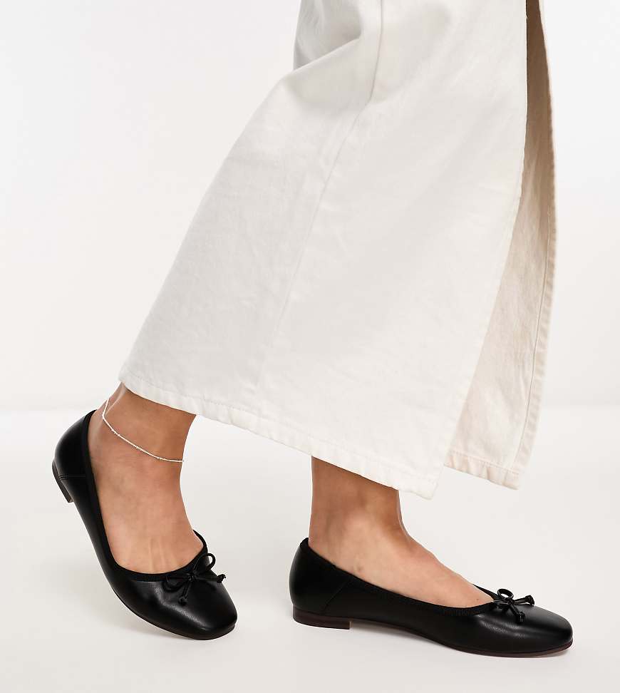 ASOS DESIGN Wide Fit - Lullaby - Ballerinas in Schwarz mit Schleife, weite Passform von ASOS DESIGN Wide Fit