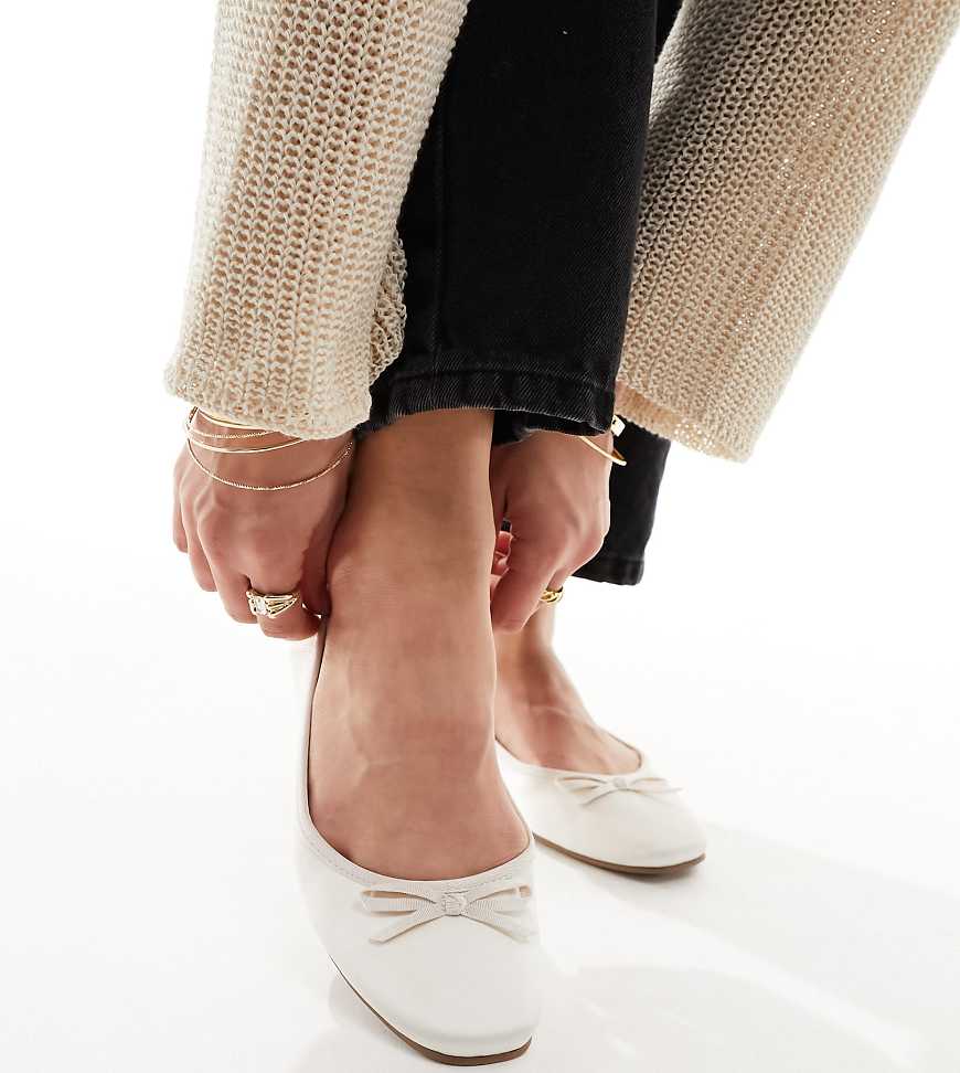ASOS DESIGN Wide Fit - Lullaby - Schlichte Ballerinas in Elfenbein mit Schleife, weite Passform-Weiß von ASOS DESIGN Wide Fit