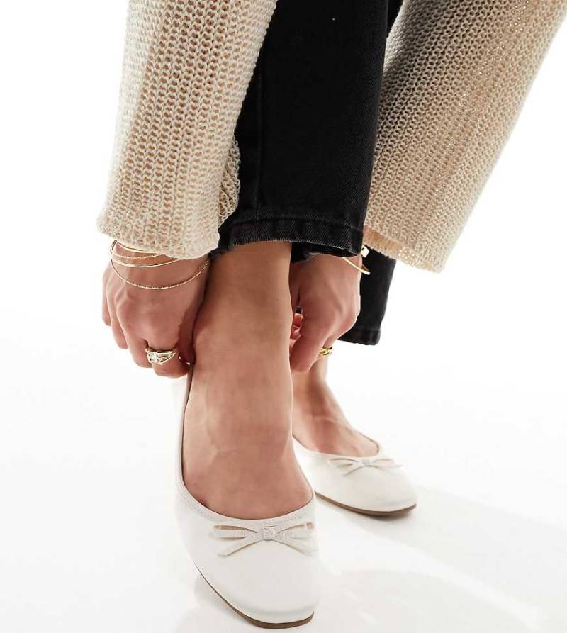 ASOS DESIGN Wide Fit - Lullaby - Schlichte Ballerinas in Elfenbein mit Schleife, weite Passform-Weiß von ASOS DESIGN Wide Fit