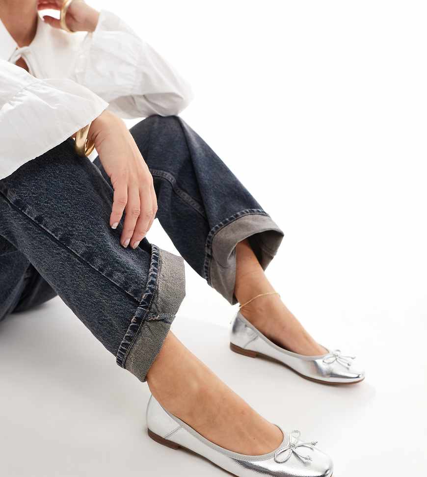 ASOS DESIGN Wide Fit - Lullaby - Schlichte Ballerinas in Silber mit Schleife, weite Passform von ASOS DESIGN Wide Fit