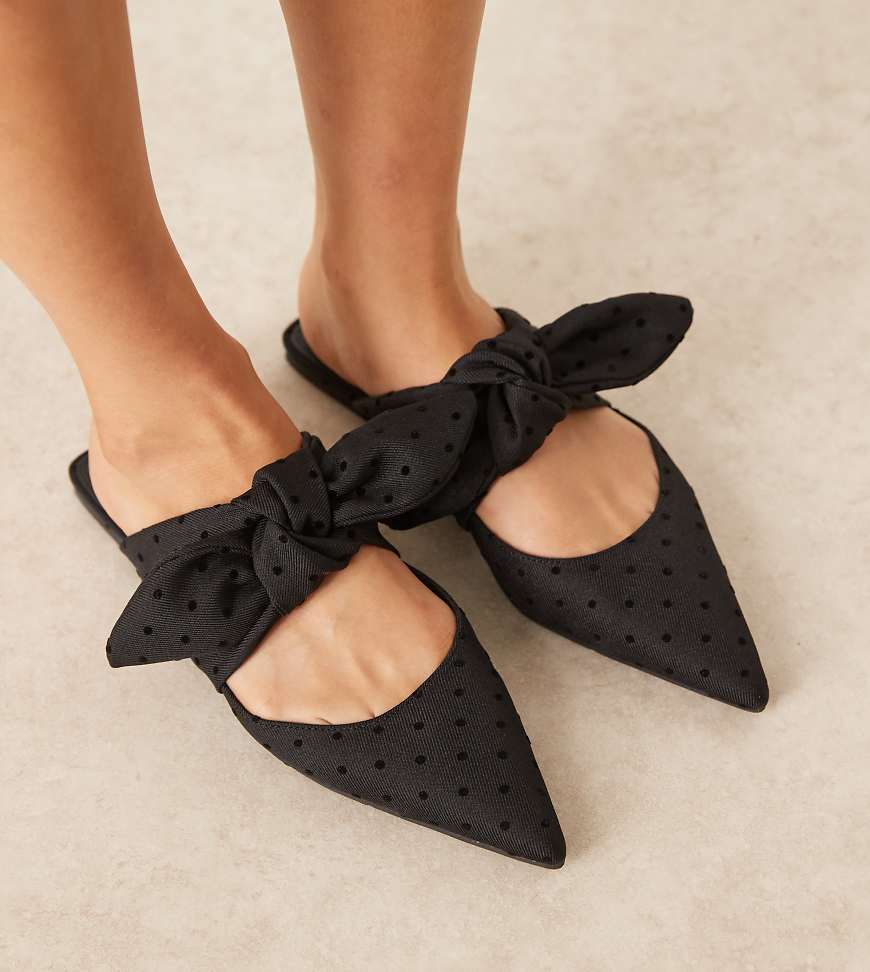 ASOS DESIGN Wide Fit - Lunar - Mules in Schwarz mit Punktmuster und Schleife von ASOS DESIGN Wide Fit