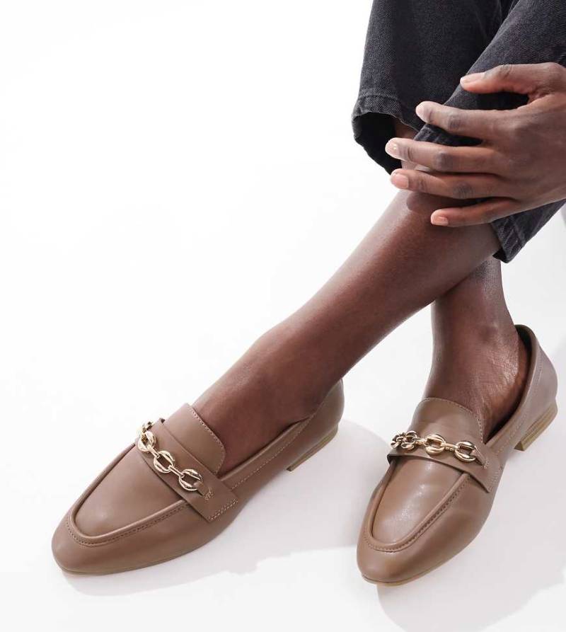 ASOS DESIGN - Wide Fit - Macaroon - Loafer in Hellbraun mit Kettendetail von ASOS DESIGN Wide Fit