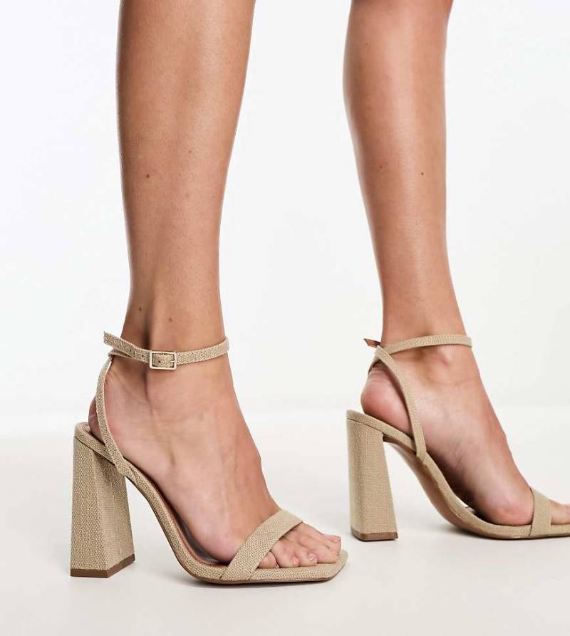 ASOS DESIGN - Wide Fit - Nora - Dezente Sandalen mit Blockabsatz in Naturfarbe-Neutral von ASOS DESIGN Wide Fit
