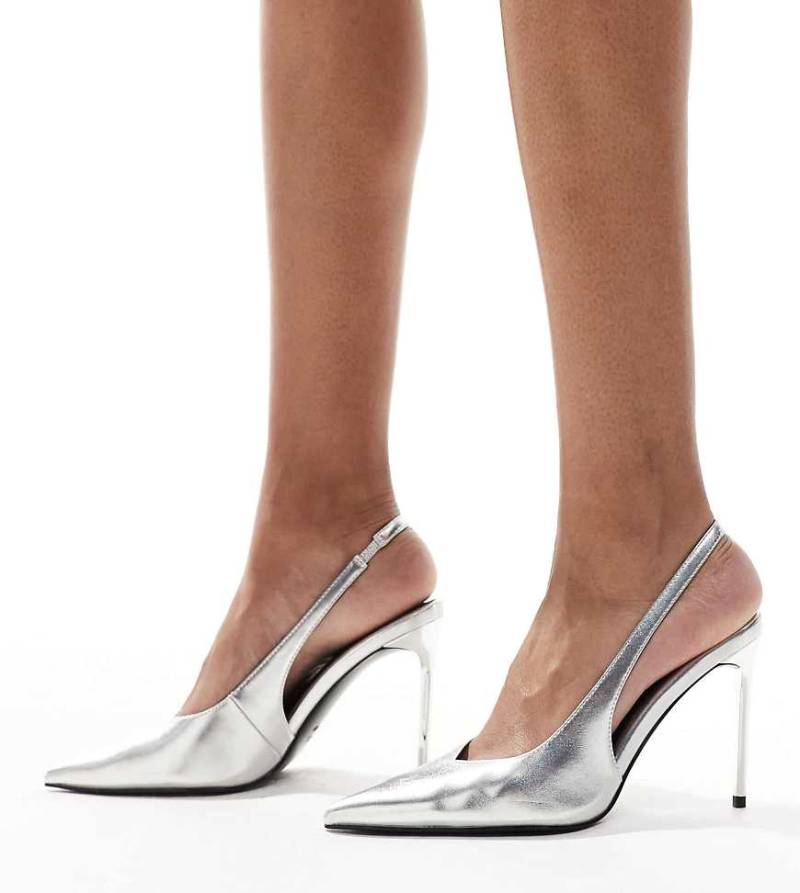ASOS DESIGN Wide Fit - Panther - Spitze Pumps in Silber mit Fersenriemen und hohem Absatz, weite Passform von ASOS DESIGN Wide Fit