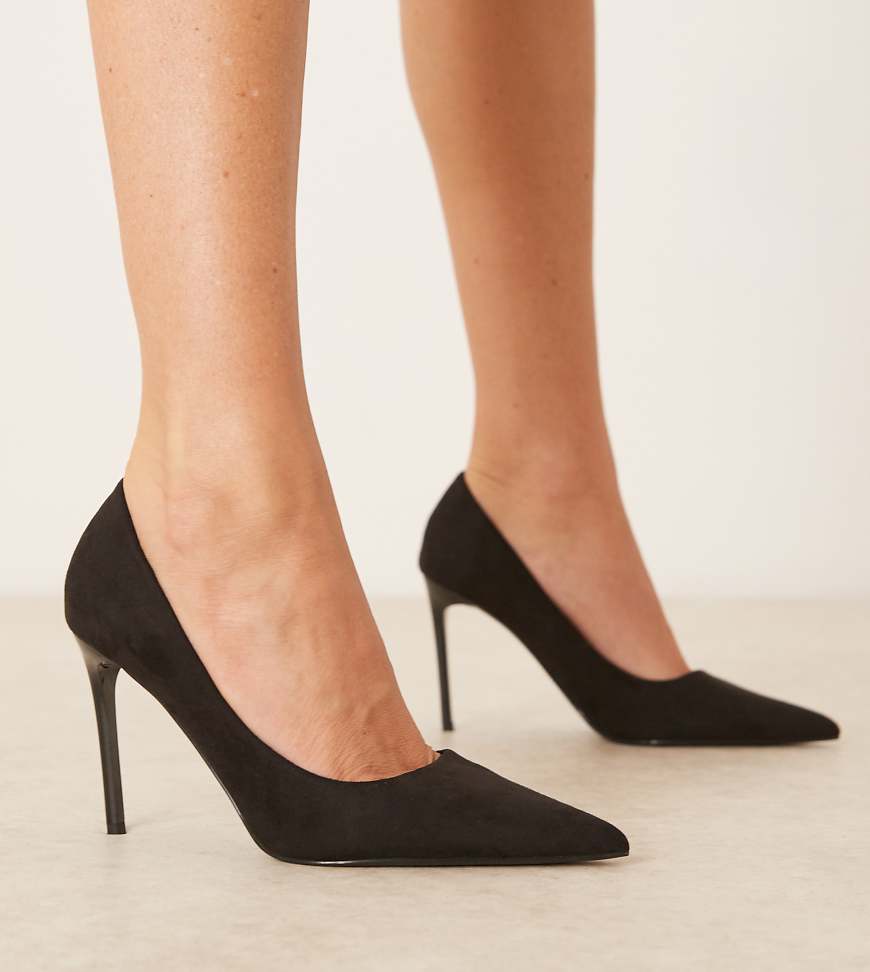ASOS DESIGN Wide Fit - Paphos - Spitze Pumps aus schwarzem Wildlederimitat mit hohem Absatz, weite Passform von ASOS DESIGN Wide Fit