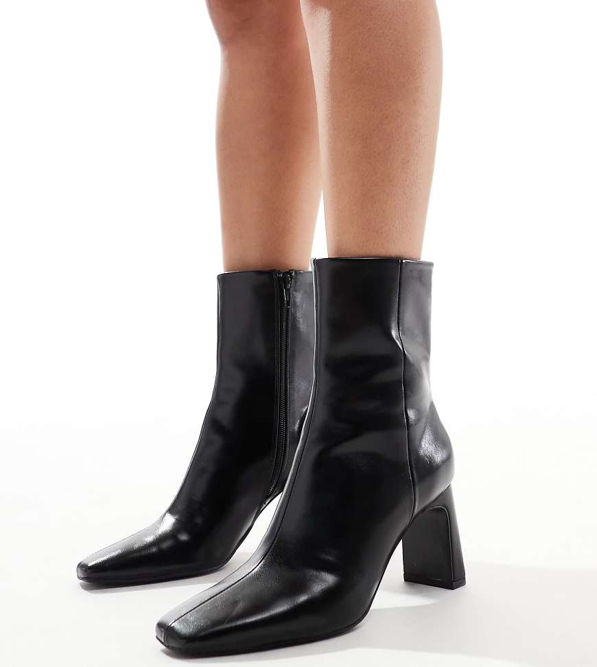 ASOS DESIGN - Wide Fit - Reach Set Back - Stiefel in Schwarz mit mittelhohem Absatz, weite Passform ASOS DESIGN - Wide Fit - Reach Set Back - Stiefel in Schwarz mit mittelhohem Absatz, weite Passform von ASOS DESIGN Wide Fit