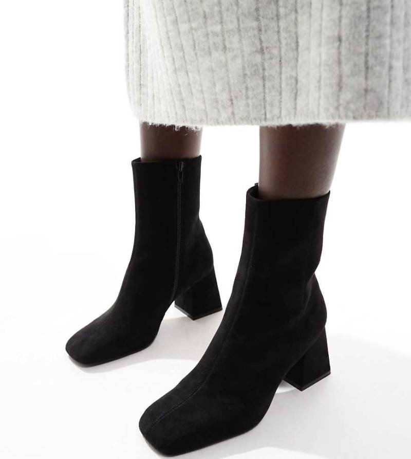 ASOS DESIGN Wide Fit - Record - Elegante Stiefel in Schwarz mit mittelhohem Absatz, weite Passform von ASOS DESIGN Wide Fit
