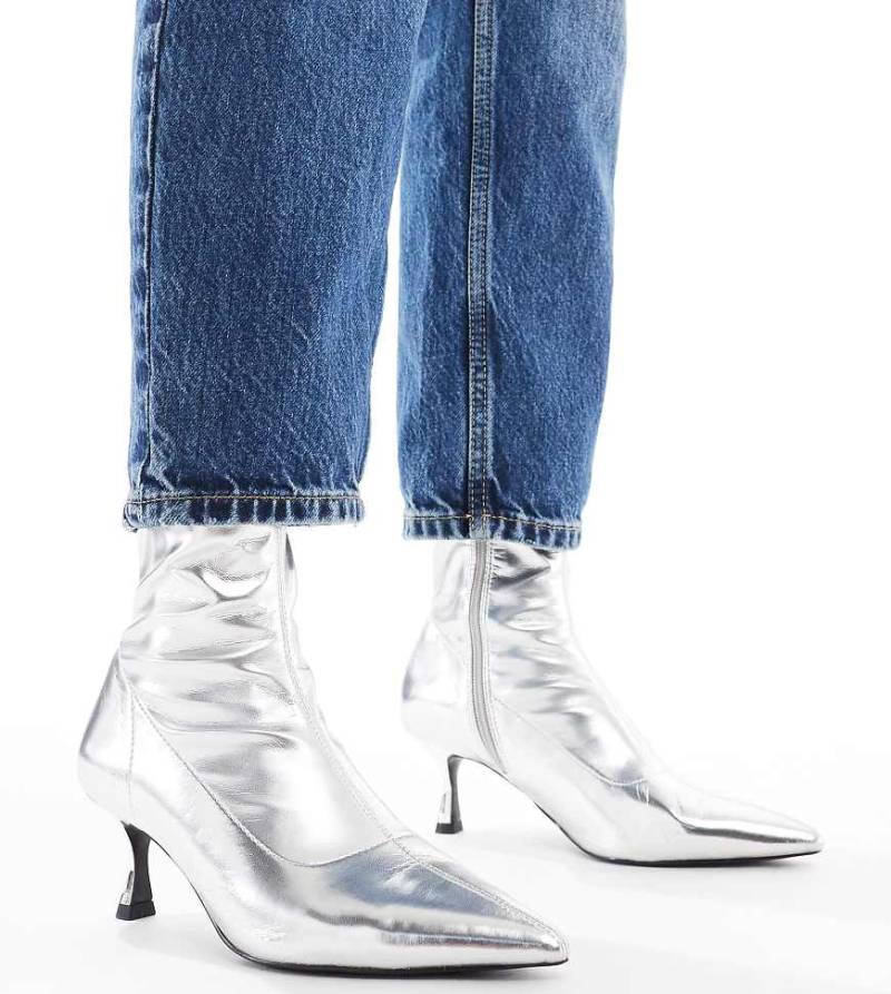 ASOS DESIGN Wide Fit - Ryder - Sock-Boots in Silber mit Kitten-Absatz, weite Passform von ASOS DESIGN Wide Fit
