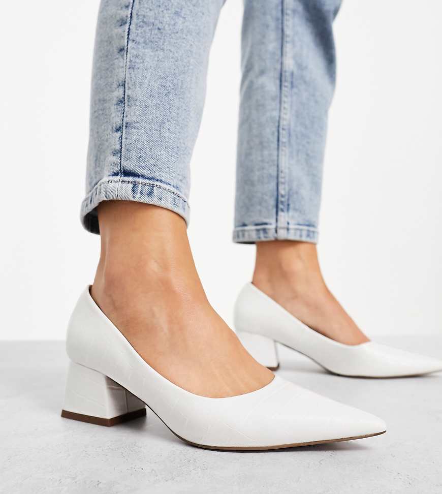 ASOS DESIGN Wide Fit - Saint - Schuhe in Kroko-Wollweiß mit mittelhohem Blockabsatz, weite Passform ASOS DESIGN Wide Fit - Saint - Schuhe in Kroko-Wollweiß mit mittelhohem Blockabsatz, weite Passform von ASOS DESIGN Wide Fit