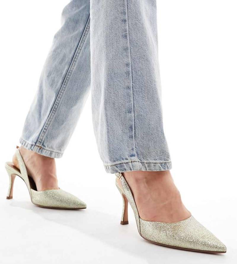ASOS DESIGN Wide Fit - Samber 2 - Hohe, glitzernde Schuhe in Gold mit Stilettoabsatz und Fersenriemen, weite Passform-Goldfarben von ASOS DESIGN Wide Fit