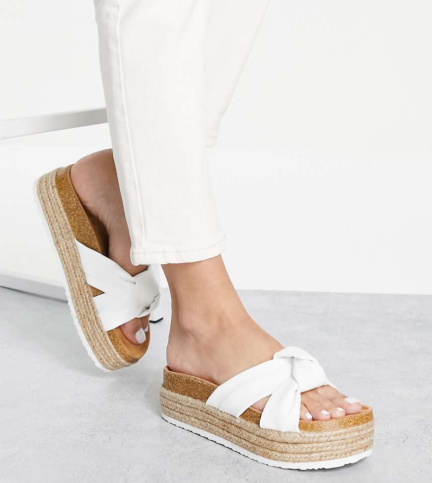 ASOS DESIGN - Wide Fit - Sandalen in Weiß mit Knotendesign und flacher Plateausohle von ASOS DESIGN Wide Fit