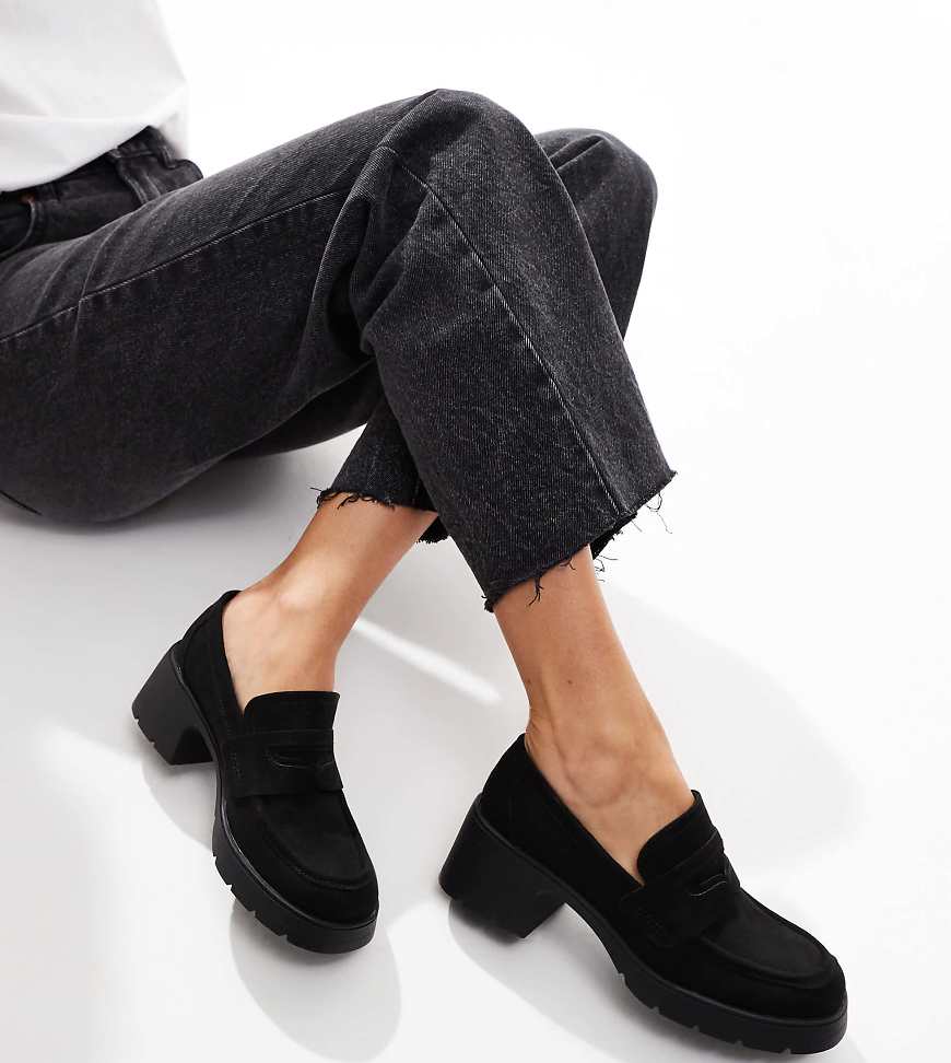 ASOS DESIGN Wide Fit - Scribble - Loafer aus schwarzem Wildlederimitat mit dicker Sohle und mittelhohem Absatz, weite Passform ASOS DESIGN Wide Fit - Scribble - Loafer aus schwarzem Wildlederimitat mit dicker Sohle und mittelhohem Absatz, weite Passform von ASOS DESIGN Wide Fit