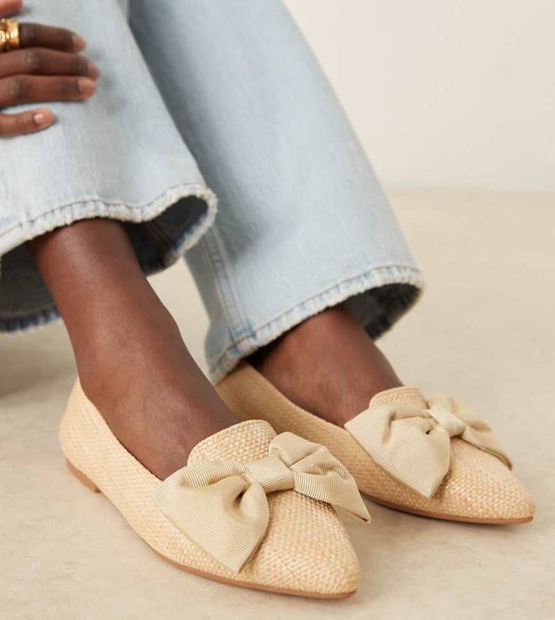 ASOS DESIGN Wide Fit - Spitze Ballerinas aus natürlichem Raffiabast mit Schleife, weite Passform-Neutral von ASOS DESIGN Wide Fit