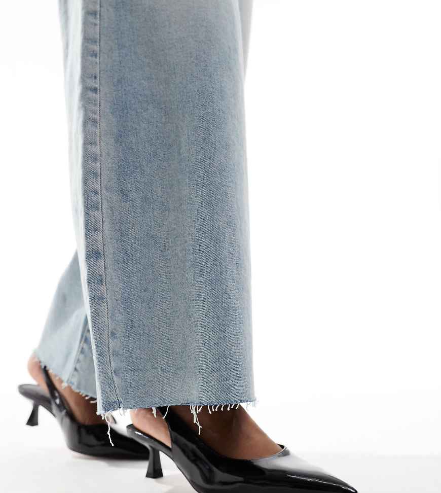 ASOS DESIGN Wide Fit - Stroll - Schuhe aus Lackimitat in Schwarz mit Fersenriemen und mittelhohem Absatz von ASOS DESIGN Wide Fit