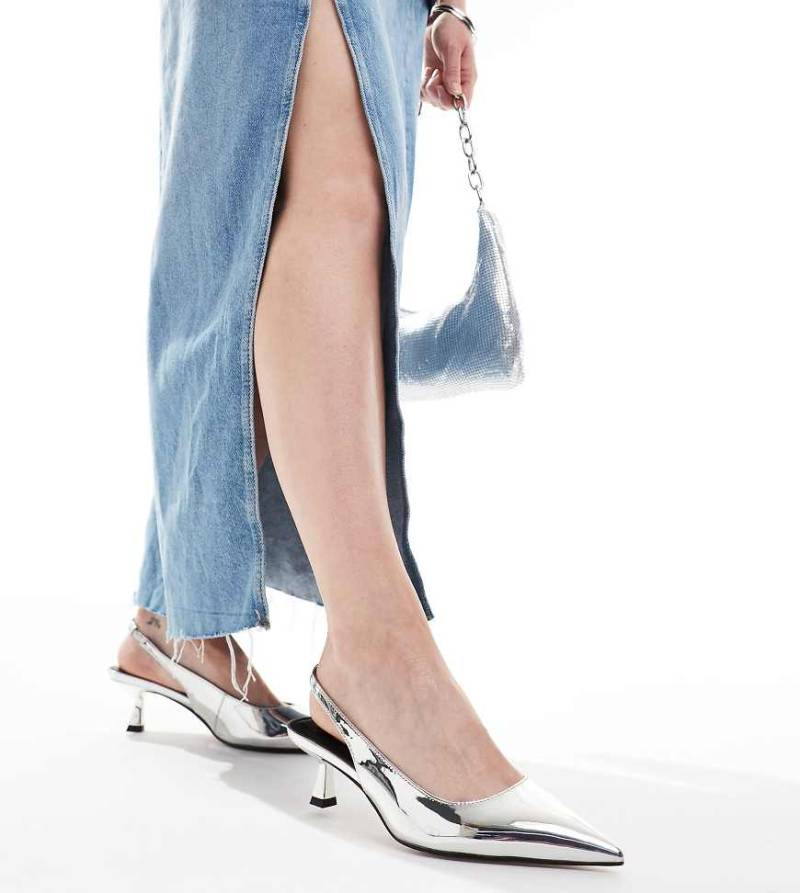 ASOS DESIGN Wide Fit - Stroll - Schuhe in Silber mit Fersenriemen und Kitten-Absatz, weite Passform von ASOS DESIGN Wide Fit