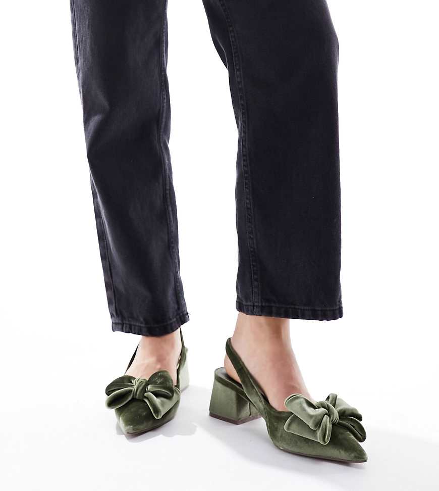 ASOS DESIGN Wide Fit - Symphony - Slingback-Schuhe aus salbeigrünem Samt mit Schleifendetail, Fersenriemen und mittelhohem Blockabsatz, weite Passform ASOS DESIGN Wide Fit - Symphony - Slingback-Schuhe aus salbeigrünem Samt mit Schleifendetail, Fersenriemen und mittelhohem Blockabsatz, weite Passform von ASOS DESIGN Wide Fit