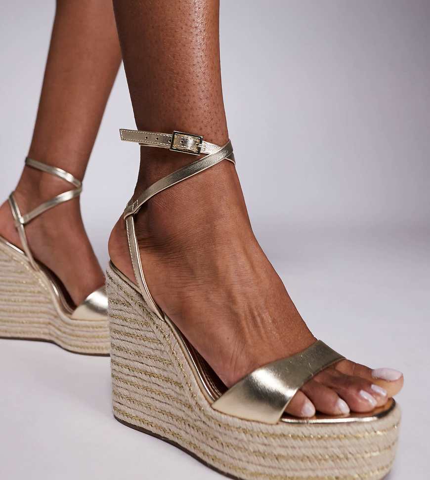 ASOS DESIGN Wide Fit - Tamika - Espadrilles in Gold mit Keilabsatz, weite Passform-Goldfarben von ASOS DESIGN Wide Fit