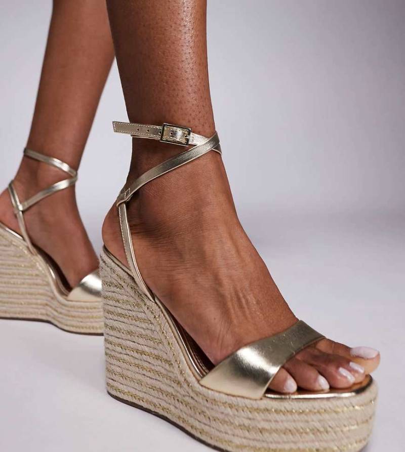ASOS DESIGN Wide Fit - Tamika - Espadrilles in Gold mit Keilabsatz, weite Passform-Goldfarben von ASOS DESIGN Wide Fit