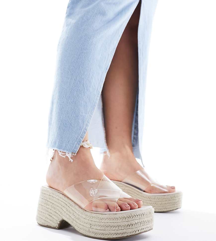 ASOS DESIGN Wide Fit - Toy - Sandalen mit überkreuzten, transparenten Riemen und Keilabsatz, weite Passform von ASOS DESIGN Wide Fit