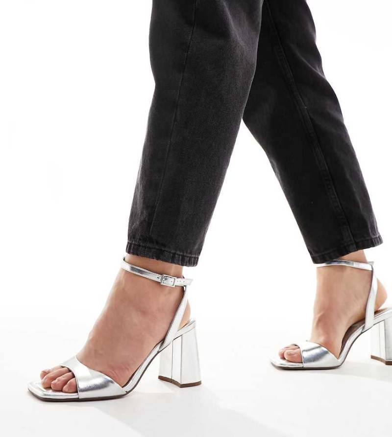 ASOS Design Wide Fit - Hotel - Filigrane Sandalen in Silber mit Blockabsatz, weite Passform von ASOS DESIGN Wide Fit
