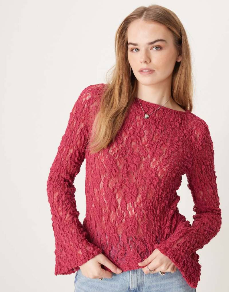 AS0S DESIGN - Transparentes Spitzen-Oberteil in Himbeerrot mit Engelsärmeln und U-Boot-Ausschnitt von ASOS DESIGN
