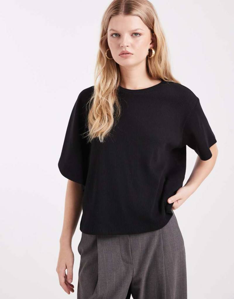 ASOD DESIGN - Schweres, geripptes T-Shirt in Schwarz mit Rundhalsausschnitt und Wasserfall-Ärmeln von ASOS DESIGN