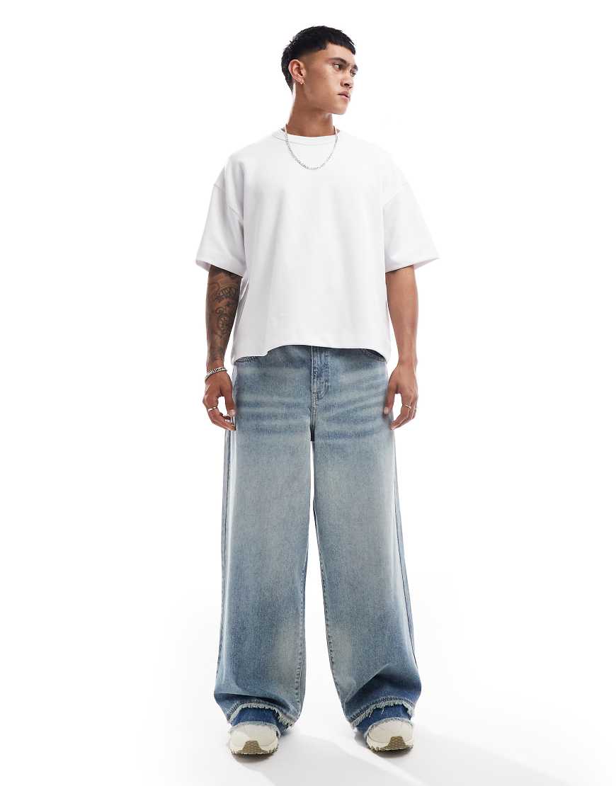 ASOS DEESIGN - Superweite Jeans in hellblauer Vintage-Waschung mit Farbstich und ausgefranstem Saum ASOS DEESIGN - Superweite Jeans in hellblauer Vintage-Waschung mit Farbstich und ausgefranstem Saum von ASOS DESIGN
