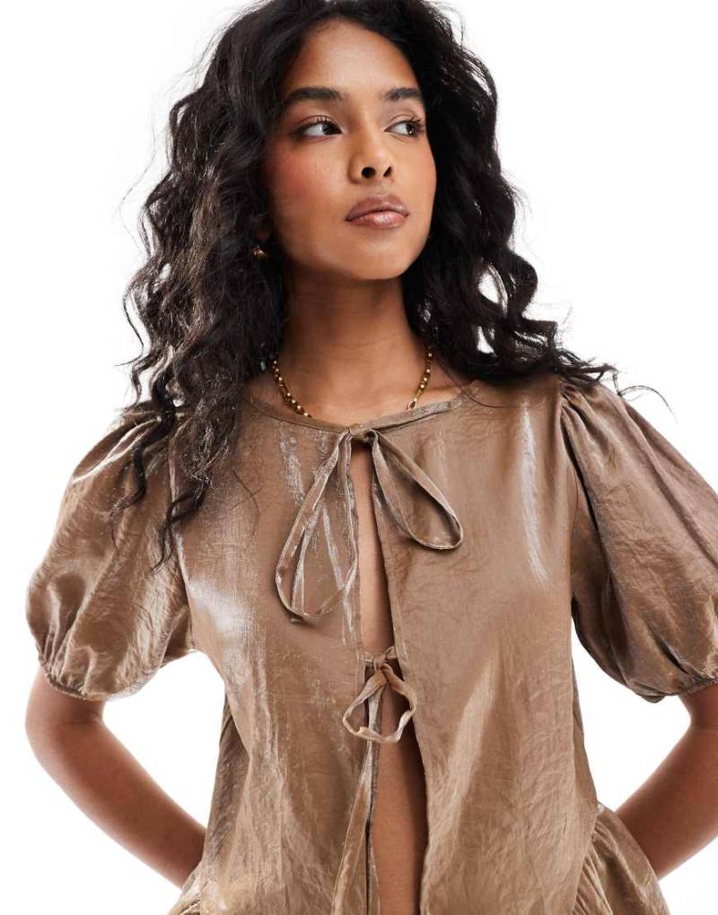 ASOS DEISGN - Bluse in schimmerndem Gold mit gebundener Vorderseite-Goldfarben von ASOS DESIGN