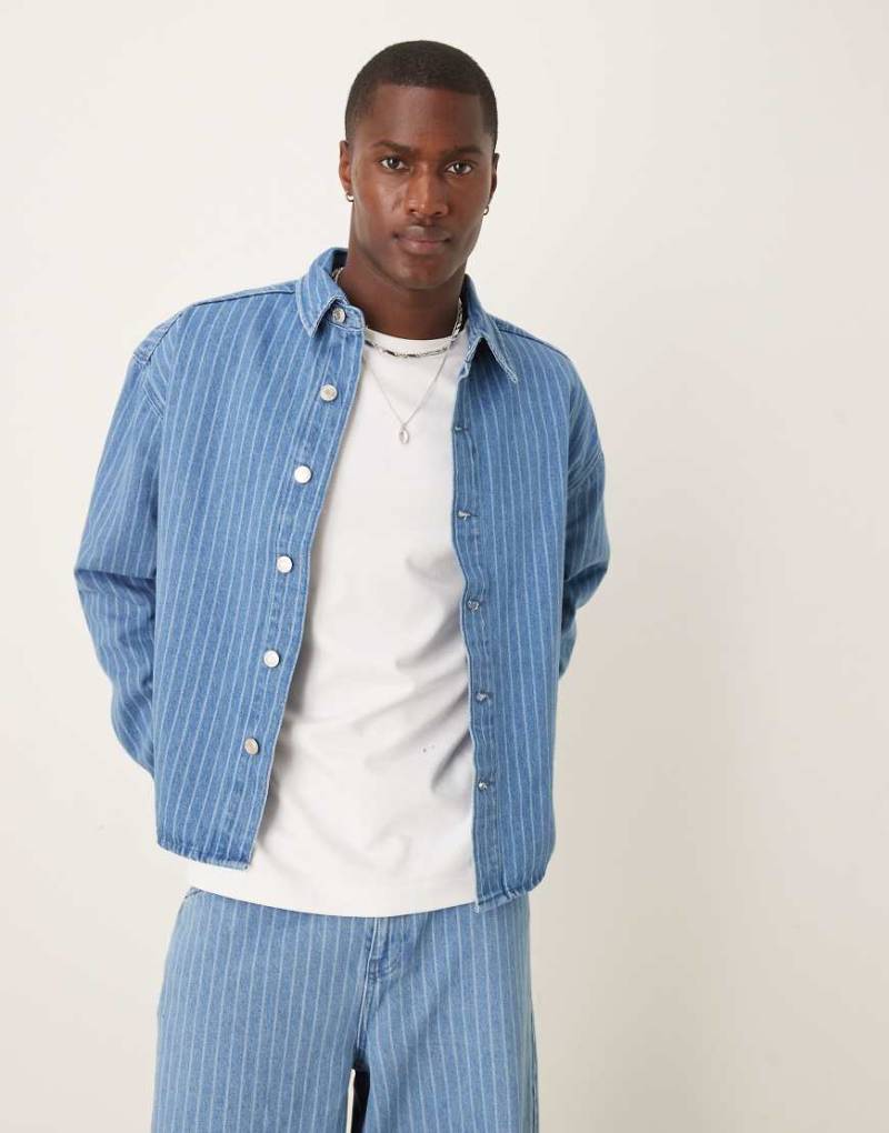 ASOS DESIGN - Gestreifte Jeans-Hemdjacke mit Oversize-Schnitt, Kombiteil-Blau von ASOS DESIGN