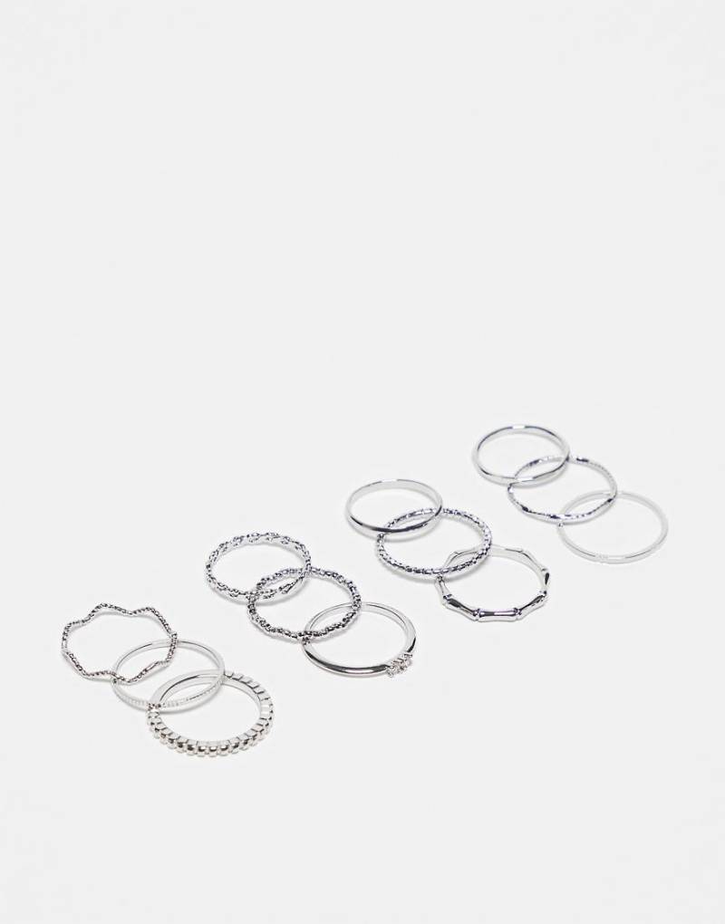 ASOS DESIGN - 12er-Pack silberne Ringe mit verdrehtem und eingraviertem Design im von ASOS DESIGN