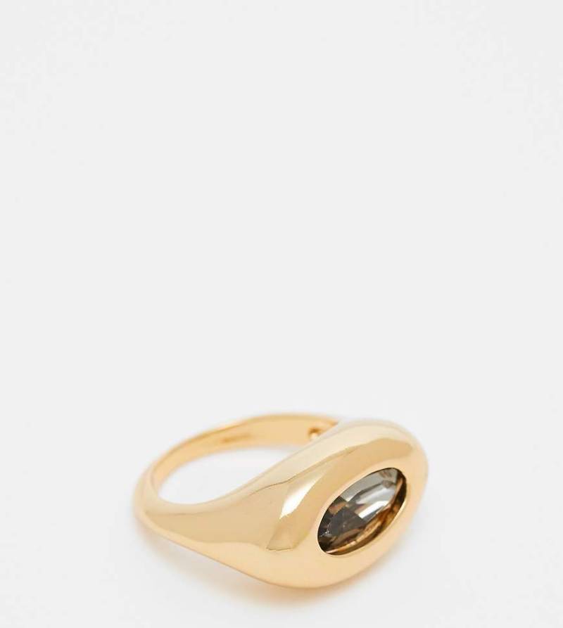 ASOS DESIGN - 14-Karat vergoldeter Ring mit rauchigem Kunstquarz-Goldfarben von ASOS DESIGN