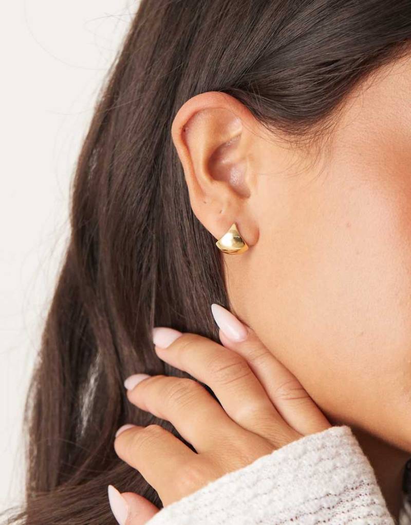 ASOS DESIGN - 14-karätig vergoldete, kleine Creolen in Mini-Fächer-Optik-Goldfarben von ASOS DESIGN