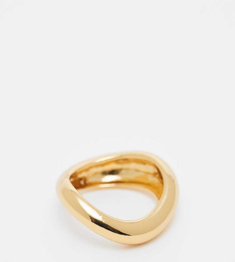 ASOS DESIGN - 14-karätig vergoldeter Ring mit Wellendesign-Goldfarben von ASOS DESIGN