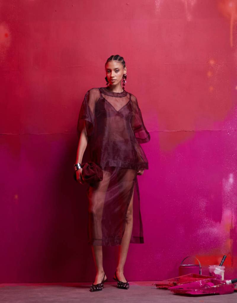 ASOS DESIGN - 2-in-1-Midi-Trägerkleid mit kastigem T-Shirt aus Organza in Burgunderrot von ASOS DESIGN