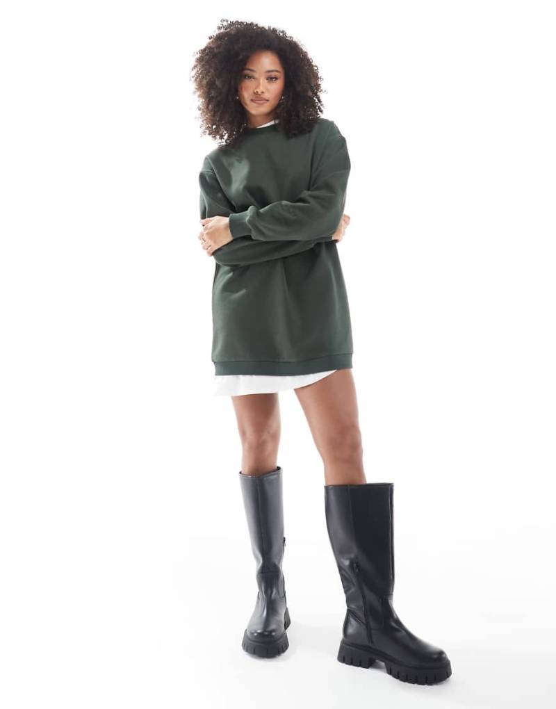ASOS DESIGN - 2-in-1-Minikleid im Sweatshirt-Look in Dunkelgrün-Marineblau von ASOS DESIGN