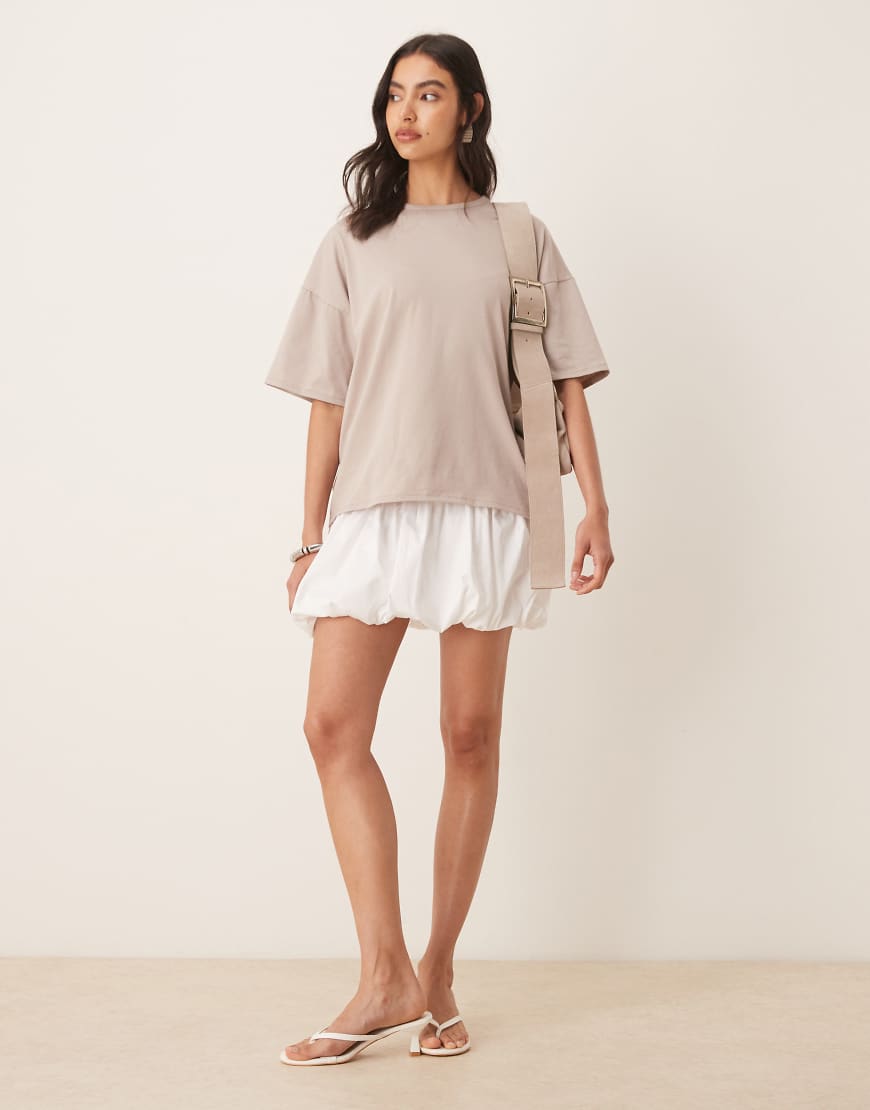 ASOS DESIGN - 2-in-1-Minikleid mit T-Shirt in Mokka und Ballonrock-Bunt von ASOS DESIGN