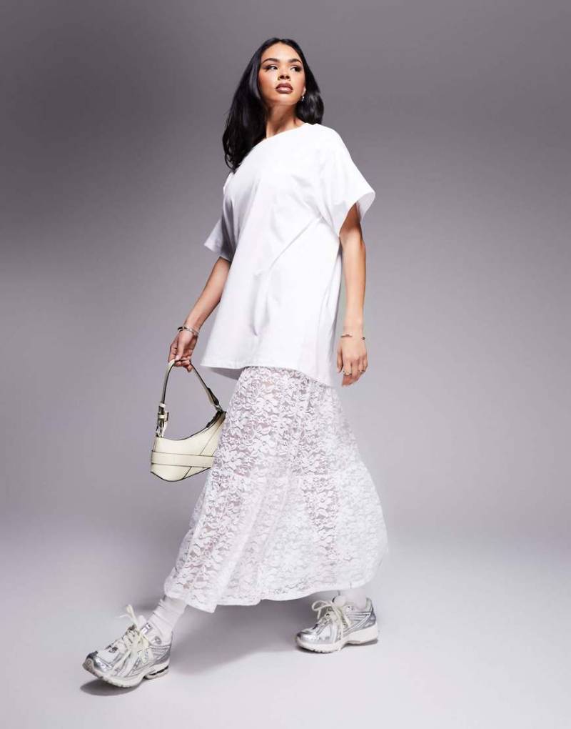ASOS DESIGN - 2-in-1 T-Shirt-Midikleid mit gestuftem Spitzenrock in Weiß-Bunt von ASOS DESIGN