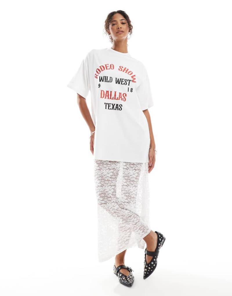 ASOS DESIGN - 2-in 1-T-Shirt-Midikleid in Weiß mit Spitze und Grafikprint von ASOS DESIGN