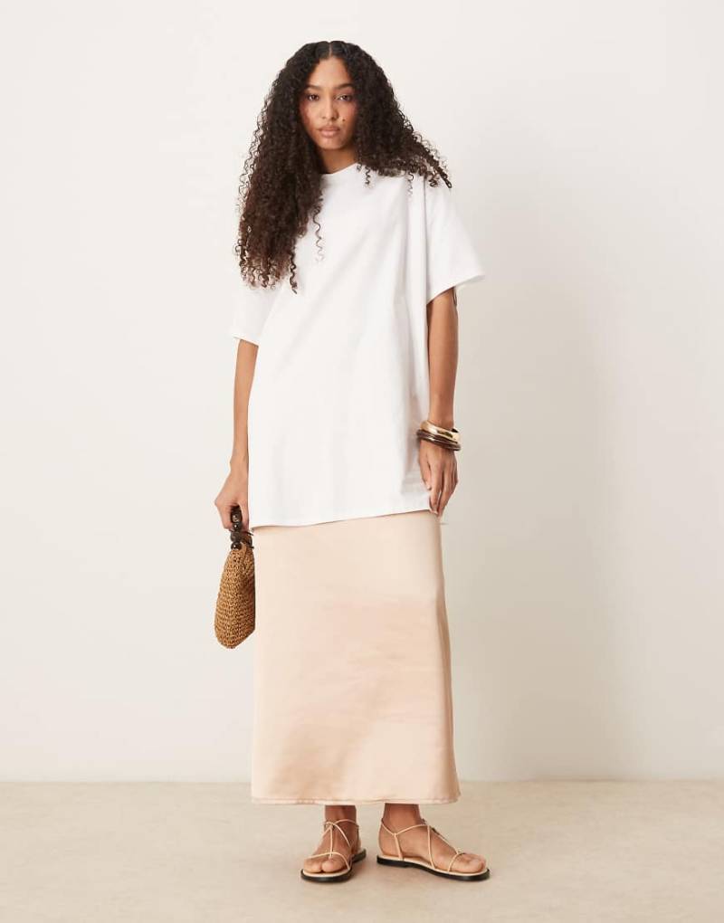 ASOS DESIGN - Camisole-Midikleid aus Satin in Weiß mit Oversize-T-Shirt-Oberlage von ASOS DESIGN