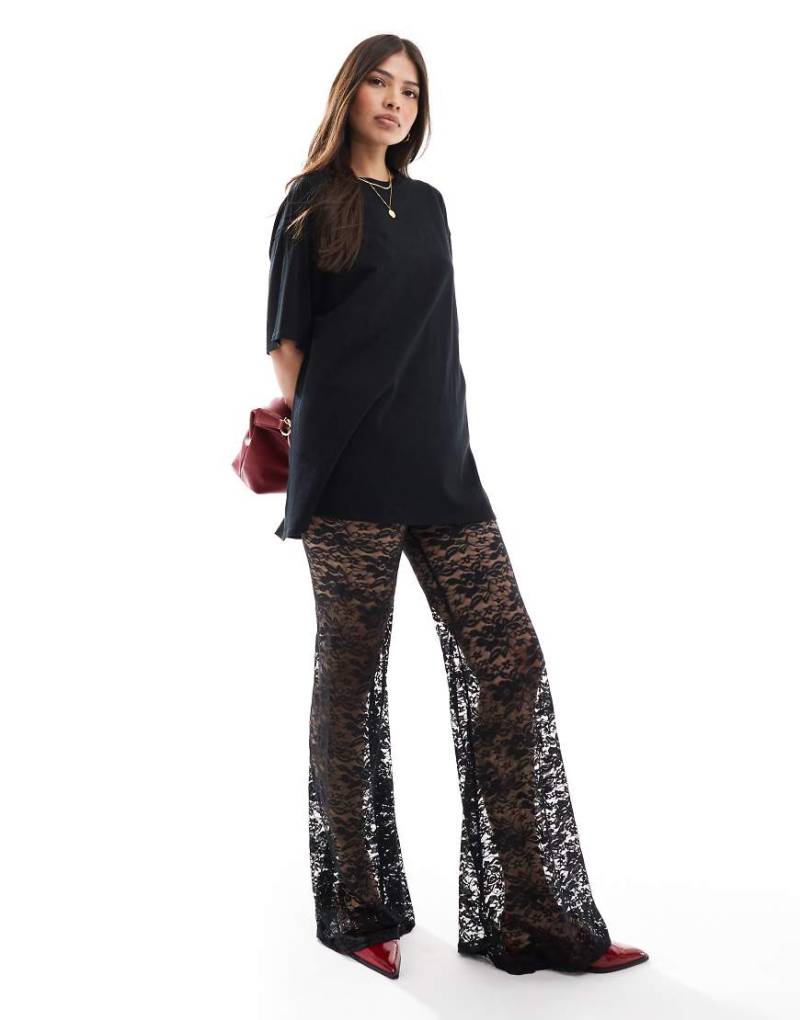 ASOS DESIGN - 2-in-1-T-Shirt und Spitzen-Jumpsuit in Schwarz von ASOS DESIGN