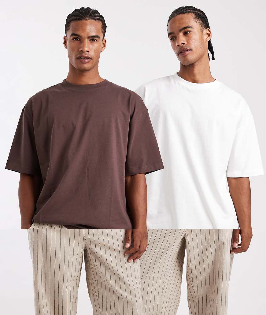 ASOS DESIGN - 2er-Pack Basic-T-Shirts in Braun und Creme mit Oversize-Passform-Bunt von ASOS DESIGN