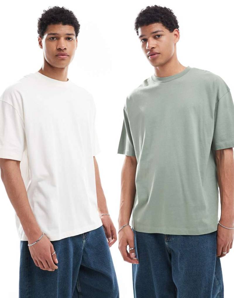 ASOS DESIGN - 2er-Pack Basic-T-Shirts in Creme und Grün mit Oversize-Passform-Bunt von ASOS DESIGN